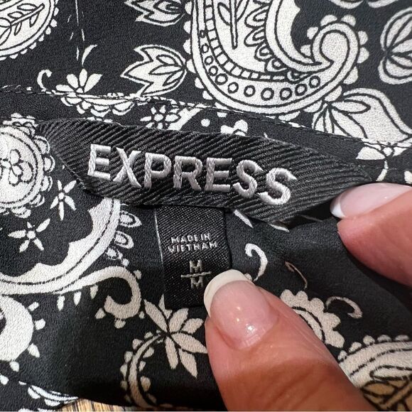 Express Blouse black & White Paisley Print Short Sleeve size Medium - Picture 6 of 7